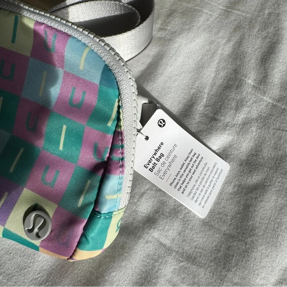 🆕🌈 Lululemon Everywhere Belt Bag Checkered Moment Mini Multi Vapour - Picture 5 of 8